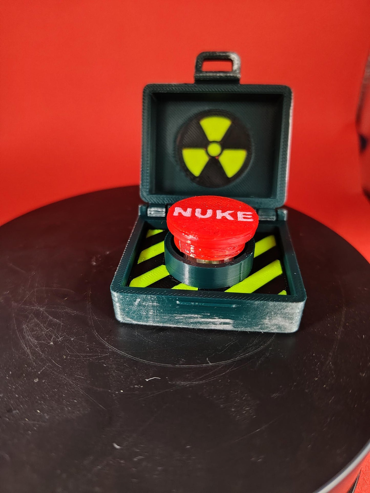 Fallout Inspired Mini Nuke Briefcase with Click Button – Collectible Gift for Fans, Desktop Fidget Toy